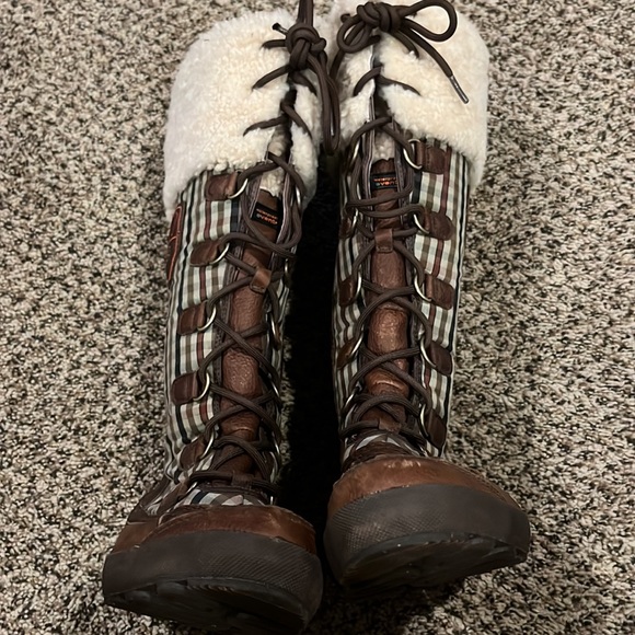 Like new size 7 Ugg lace up winter boots. - Picture 16 of 16